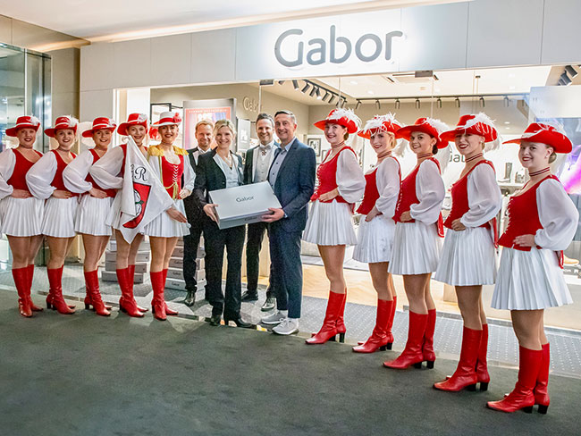 Gardemädchen im Schuhhimmel – Gabor Stiefel auf dem Faschingsparkett