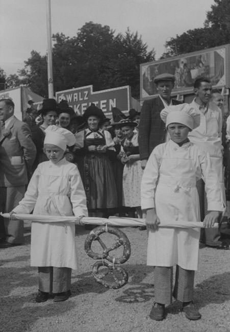 Kinder verkaufen Brezen