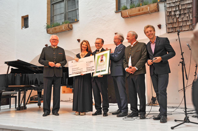 Das Bild zeigt von links: Reinhold Frey, die Preisträger Giulia Freifrau von Crailsheim-Larisch und Ortholf Freiherr von Crailsheim, Robert Berberich, Christoph Maier-Gehring und Moderator Max Müller