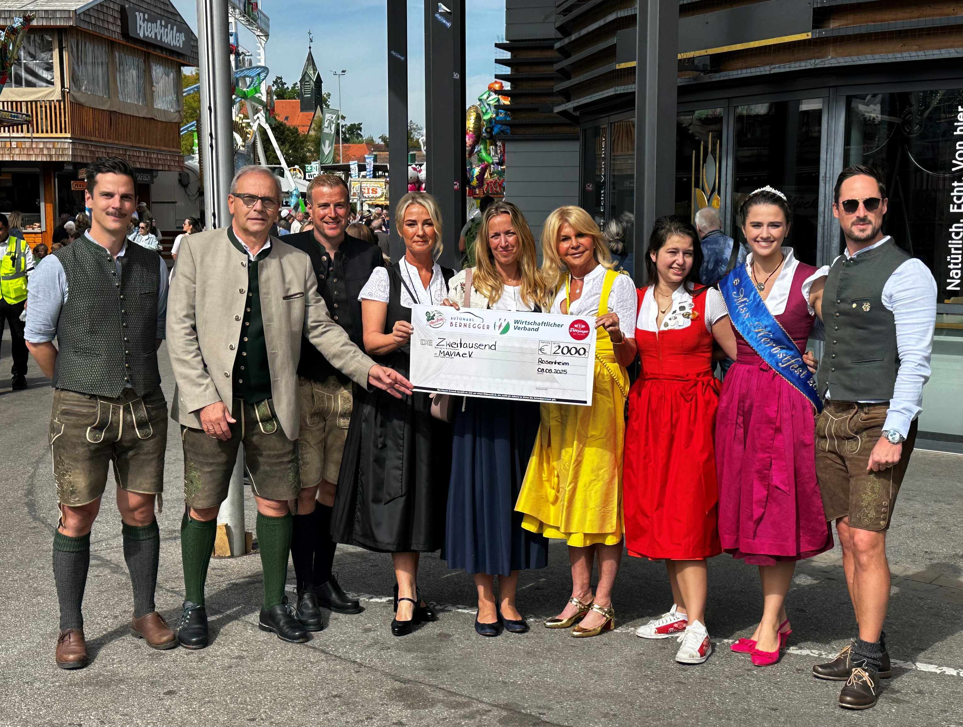 Foto: Anna-Lina Castigliana - v.l.n.r: Michael Hinterseer und Dirk Steinebach (Auerbräu), Raphael Bernegger und Uschi Bernegger-Schneider (Autohaus Bernegger), Maria Hessdörfer (MaVia. e.V.), Marisa Steegmüller und Sophie Steegmüller (Flötzinger Bräu), Eva-Maria Bachmaier (Miss Herbstfest 2025) und Maximilian Werndl (WV-Vorstand)