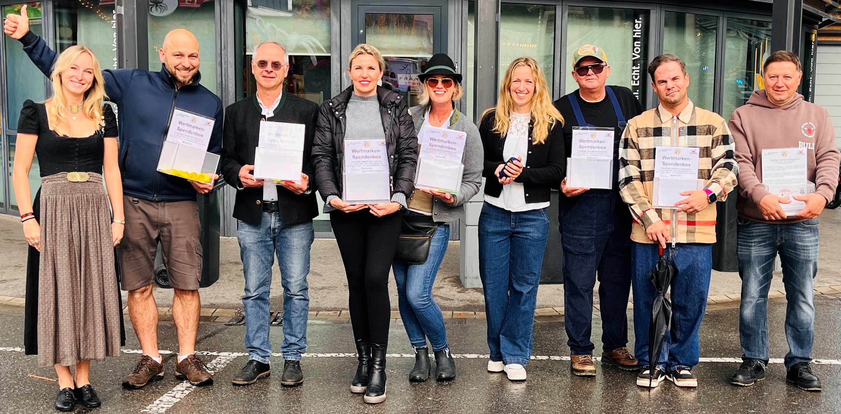 Foto: WV intern - In der Mitte stehend: Maria Hessdörfer (Geschäftsführerin MaVia e. V. Rosenheim) und linksstehend: Verena Fischer (Wirtschaftlicher Verband Rosenheim) freuen sich mit den teilnehmenden Schaustellern über den Erfolg der Nachhaltigkeitsaktion.