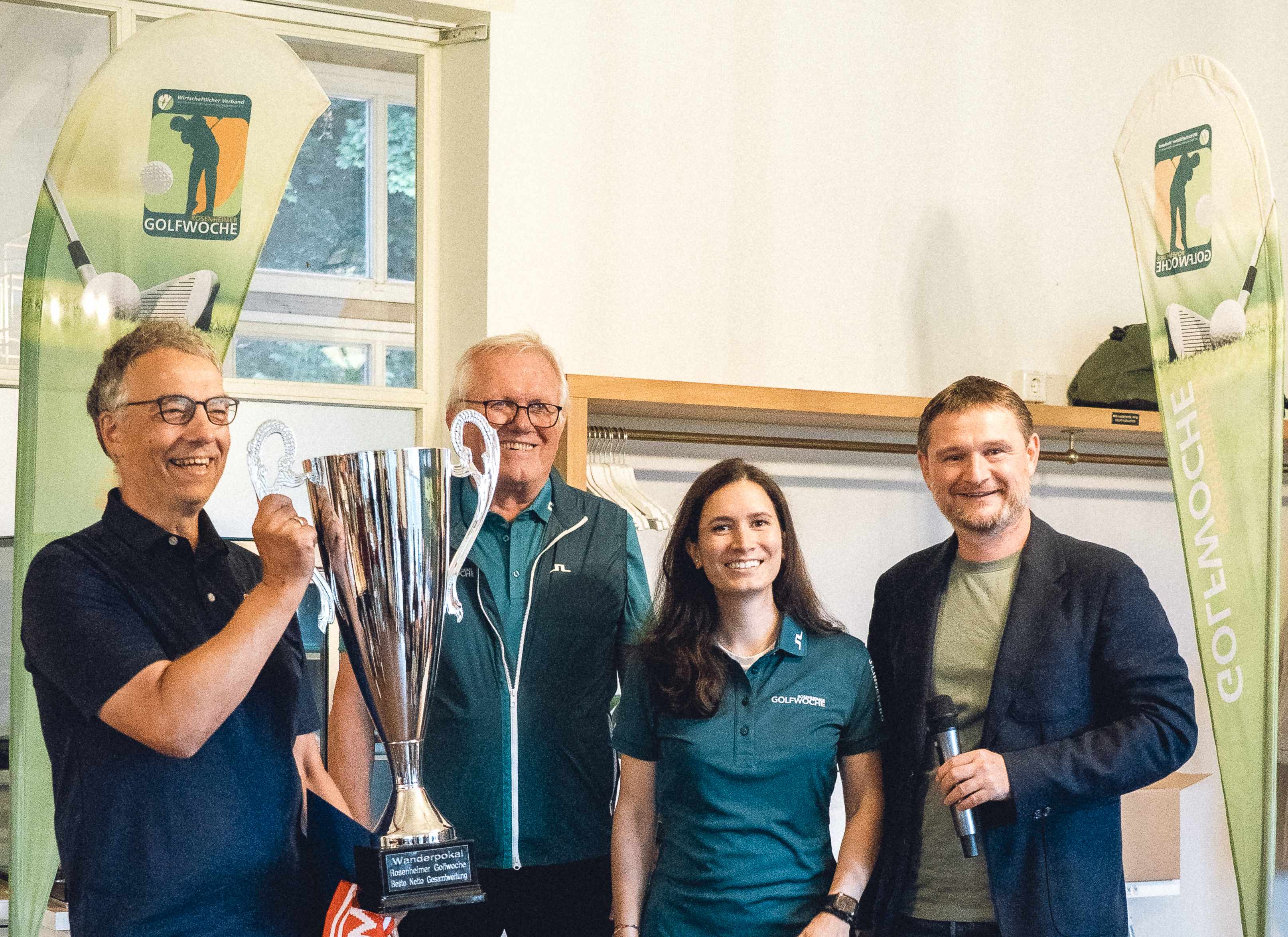 Foto: Simon Hölzl - v.l.n.r: Stolzer Gewinner des diesjährigen Wanderpokals Peter Kirsch aus Heidelberg, Reinhold Frey (Vorstandsvorsitzender WV), Tessa Irlbacher-Gasteiger (Vorstand WV) und Jens Köhler (meine Volksbank Raiffeisenbank eG)