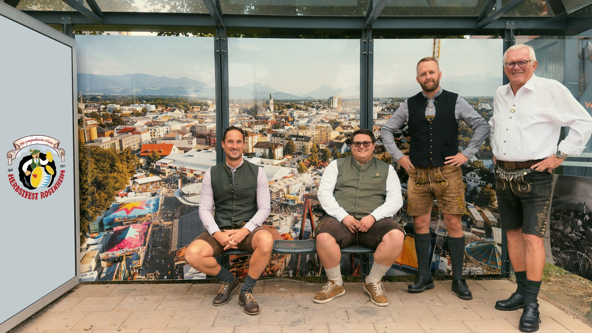 Foto: Simon Hölzl - v.l.n.r: Ein Hingucker an der Loretowiese: Die neue Herbstfest-Haltestelle Maximilian Werndl, Jean-Luc Rohner, Tobias Weiß und Reinhold Frey.