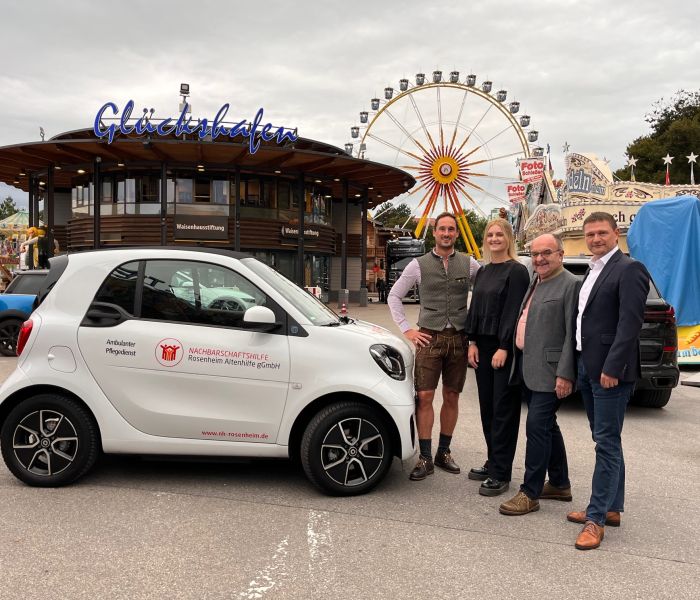 Auf dem Foto von links Maximilian Werndl (Vorstandsmitglied WV), Veronika Leidel (Geschäftsführerin der Nachbarschaftshilfe), Karl-Heinz Brauner (1. Vorsitzender der Nachbarschaftshilfe), Jens Köhler (Schatzmeister der Nachbarschaftshilfe)