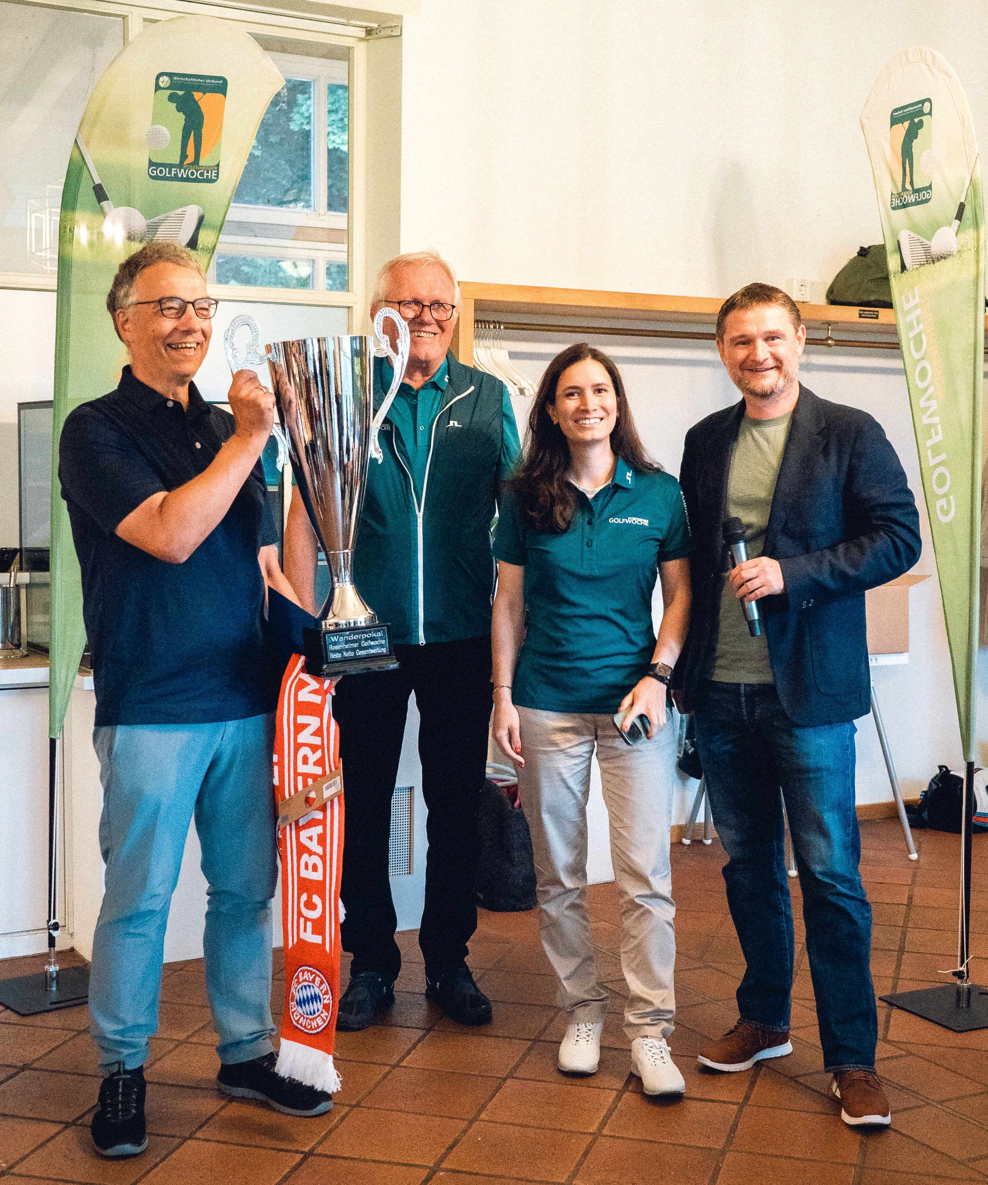 Übergabe des Wanderpokals am Finaltag an den Gewinner Dr. Peter Kirsch aus Heidelberg beim Golfclub in Maxlrain.   v.l.n.r.: Dr. Peter Kirsch, Reinhold Frey (Vorsitzender Wirtschaftlicher Verband (WV)), Tessa Irlbacher (Vorstandsmitglied WV) und Jens Köhler von meine Volksbank Raiffeisenbank eG